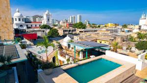 圣玛尔塔Masaya Santa Marta的城市空中景观,带游泳池