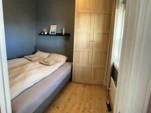 卑尔根Breathtaking Scenery and Cozy Comfort in Bergen的一间铺有木地板的小卧室,配有一张床