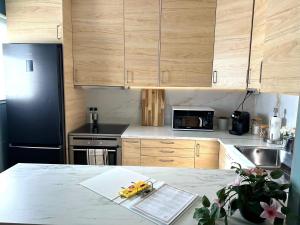 卑尔根Breathtaking Scenery and Cozy Comfort in Bergen的厨房配有木制橱柜和白色台面