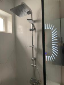 哈萨جناح فاخر的浴室内带镜子的淋浴