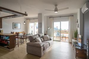 内尔哈Apartamentos Chimenea的客厅配有沙发和桌子