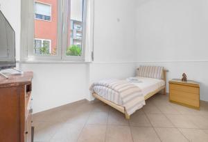 PioltelloVilla verdi vicinanze Milano centro的一间卧室设有一张床和一个窗口