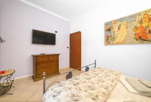 PioltelloVilla verdi vicinanze Milano centro的一间设有床铺和墙上电视的房间