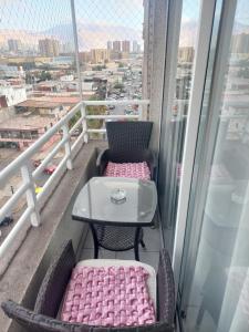 伊基克MATIZ CAVANCHA的美景阳台配有桌椅