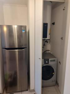 伊基克MATIZ CAVANCHA的厨房配有洗衣机和冰箱。