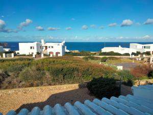 卡拉莫若尔Villa Amor的从房子的屋顶上可欣赏到海景
