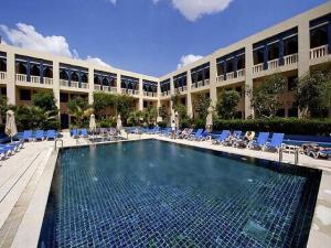 哈马马特迪亚尔雷迪纳酒店的一座大建筑前的游泳池