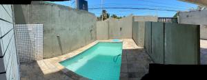 圣路易斯Edifício Ocean garden的一座空的游泳池