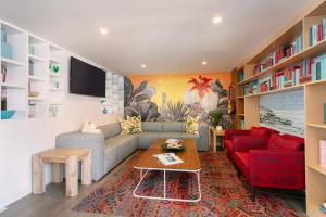圣地亚哥The Wayfarer San Diego的带沙发和红色沙发的客厅