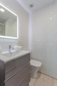 格拉纳达Céntrico apartamento Templo Quevedo Gran parking gratis的白色的浴室设有水槽和卫生间。
