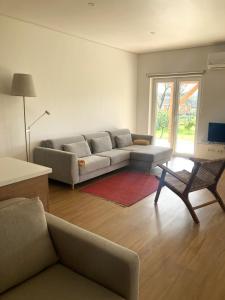 贝尔蒙特Ar da Beira - Serra da Estrela的客厅配有沙发和桌子