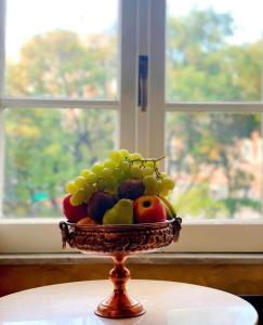 罗马教皇套房酒店的窗户前的桌子上放着一碗水果