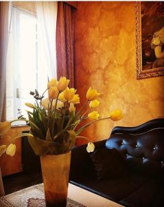 罗马教皇套房酒店的客厅里一个黄色花瓶