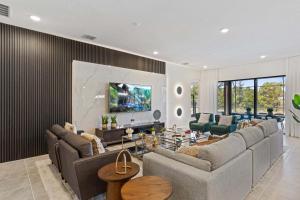 奥兰多6103 High Seas Drive的带沙发的客厅和墙上的电视