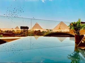 开罗Zoser Pyramids View- Foreiigners only的从鸟窗欣赏金字塔的景色