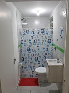 库里提巴Hostel Kaizen的带淋浴帘和卫生间的浴室