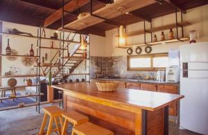 佩德拉斯港Magaral Casa de Praia的厨房配有大型木制柜台和冰箱。