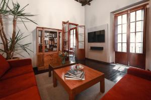 墨西哥城Antiguo Molino de San Jerónimo的带沙发和咖啡桌的客厅