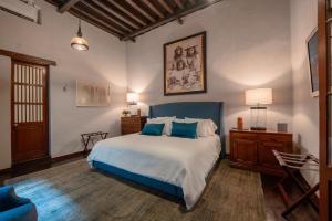 墨西哥城Antiguo Molino de San Jerónimo的一间卧室配有一张带蓝色枕头的大床