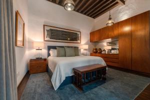 墨西哥城Antiguo Molino de San Jerónimo的一间卧室配有一张大床和木制橱柜。