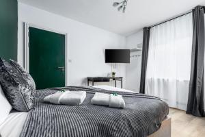 伦敦City Gate Guest House的一间卧室配有一张带两个枕头的床