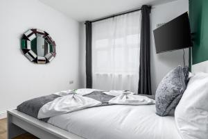 伦敦City Gate Guest House的卧室配有一张壁挂镜子的床