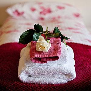 莫斯费德斯拜尔Minna-Mosfell Guesthouse的上面有白色玫瑰的毛巾