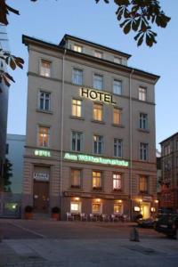 斯图加特维尔慕斯普拉兹酒店的上面标有酒店标志的酒店大楼