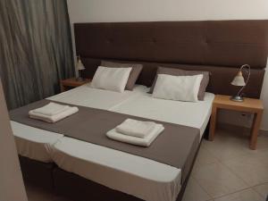 萨尔雷Solaren Apartments Boavista的一间卧室配有一张大床和两条毛巾