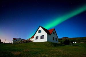 莫斯费德斯拜尔Minna-Mosfell Guesthouse的天空中绿意盎然的北极光度假屋