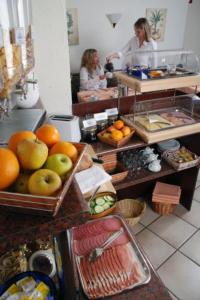 斯图加特维尔慕斯普拉兹酒店的两个女人在厨房里,在柜台上放水果