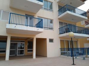 萨尔雷Solaren Apartments Boavista的公寓大楼设有蓝色的阳台和街灯