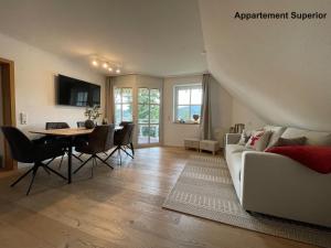 施卢赫湖Villa Sunside Schluchsee - Appartements Modern Style & Superior的客厅配有桌子和沙发