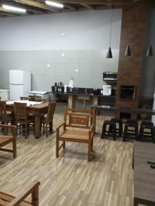 德尔菲诺波利斯Aconchego da canastra的带木桌椅的房间和厨房