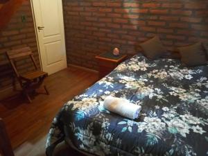 特来凡林La palmera的一间卧室配有一张带蓝白色毯子的床