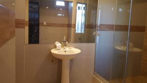 库斯科拉卡巴那旅馆的一间带水槽和淋浴的浴室