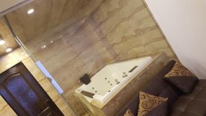 库斯科拉卡巴那旅馆的以及带浴缸的浴室。