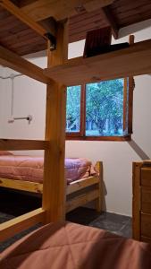 埃博森HOSTEL EL LIMON的一间卧室设有两张双层床和一扇窗户。