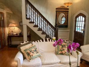 芝加哥The Villa Toscana的客厅配有带鲜花的白色沙发