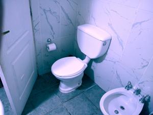 特来凡林La palmera的浴室配有白色卫生间和盥洗盆。