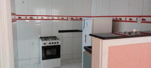 萨尔瓦多Apto Mar Stiep的厨房配有白色家电和炉灶烤箱