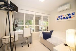巴西利亚Studio na melhor quadra da Asa Norte的一间卧室配有一张床、一张书桌和一个窗户。