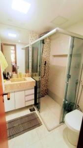 巴西利亚Apartamento SQN 407的带淋浴、盥洗盆和卫生间的浴室