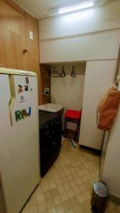 巴西利亚Apartamento SQN 407的厨房配有白色冰箱和水槽