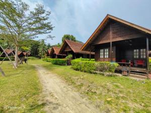 Kampong Atap ZingALUN ALUN ISLAND RESORT的房屋前的土路