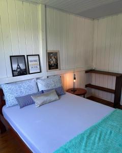 加罗帕巴CASA GAMBOA BEACH的卧室配有一张白色大床