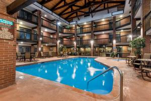 杜兰戈加里奥格兰德贝斯特韦斯特酒店的酒店的大型游泳池配有桌椅