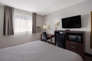 坎顿名人堂品质酒店的配有一张床和一台平面电视的酒店客房