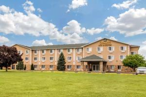 威斯康星戴尔Quality Inn & Suites Wisconsin Dells Downtown - Waterparks Area的酒店前面有一个大草坪