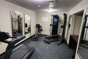 奥拉西Sleep Inn Olathe - Kansas City的一间健身房,里面配有跑步机和镜子
